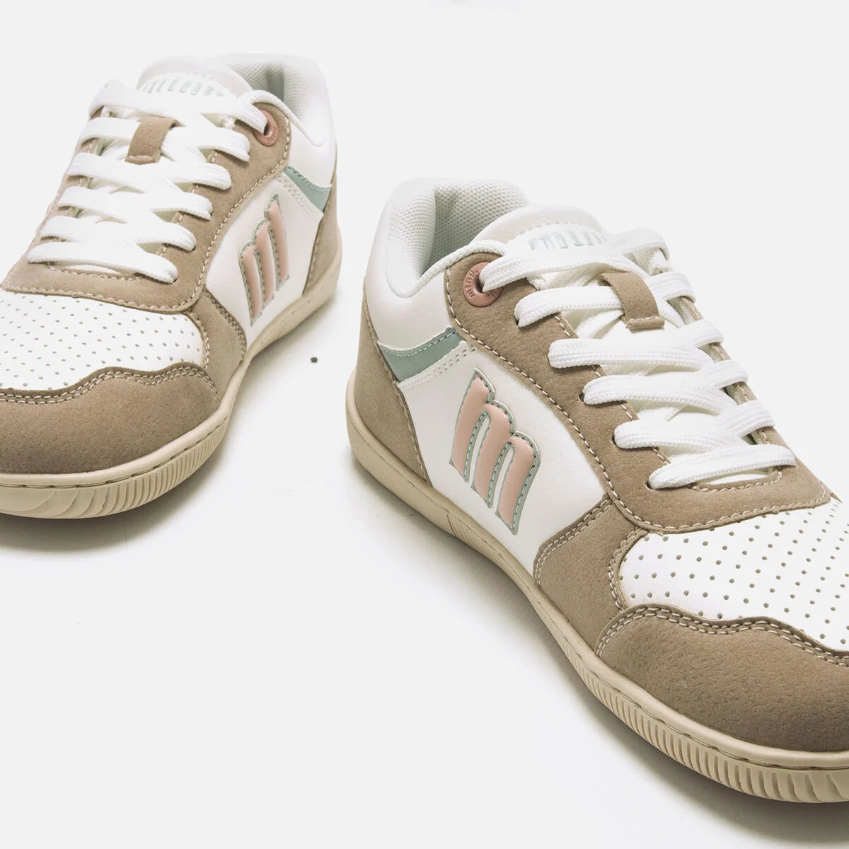 Deportiva casual Free Aria Beige MTNG
